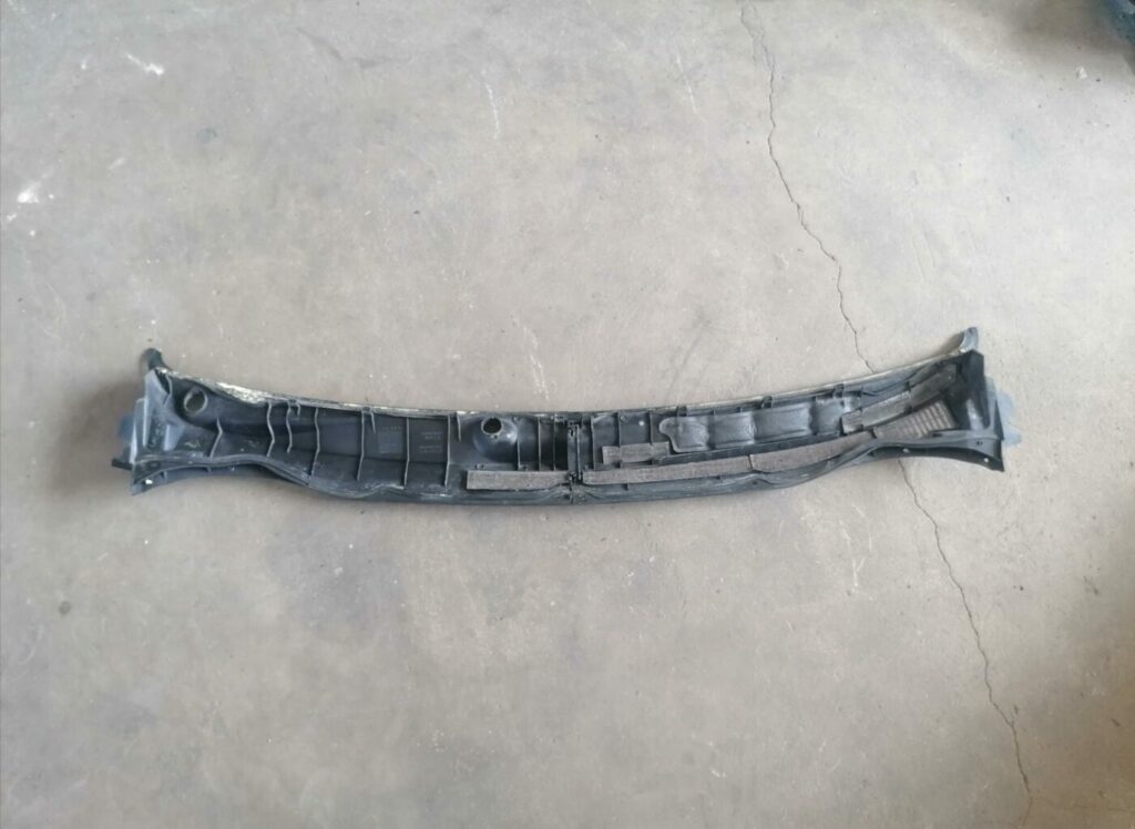 Vējstikla uzlikas (deflektora) režģis priekš TOYOTA AVENSIS 2007