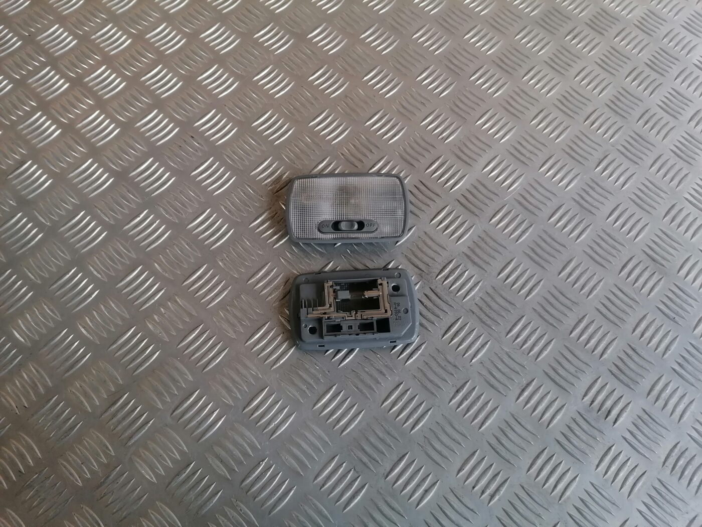 Aizmugurējo sēdvietu apgaismojums priekš HONDA CR-V 2006 1 Aizmugurējo sēdvietu apgaismojums priekš HONDA CR-V 2006