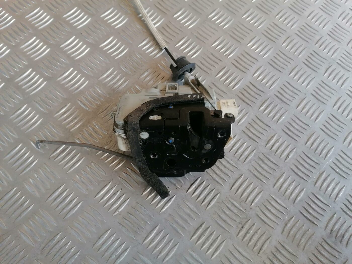 Priekšējo kreiso durvju slēdzene priekš AUDI A6 2008 2 Priekšējo kreiso durvju slēdzene priekš AUDI A6 2008