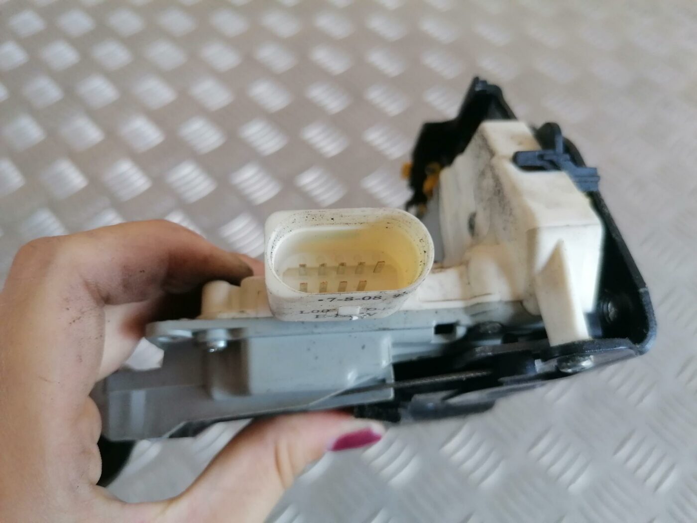 Priekšējo kreiso durvju slēdzene priekš AUDI A6 2008 3 Priekšējo kreiso durvju slēdzene priekš AUDI A6 2008