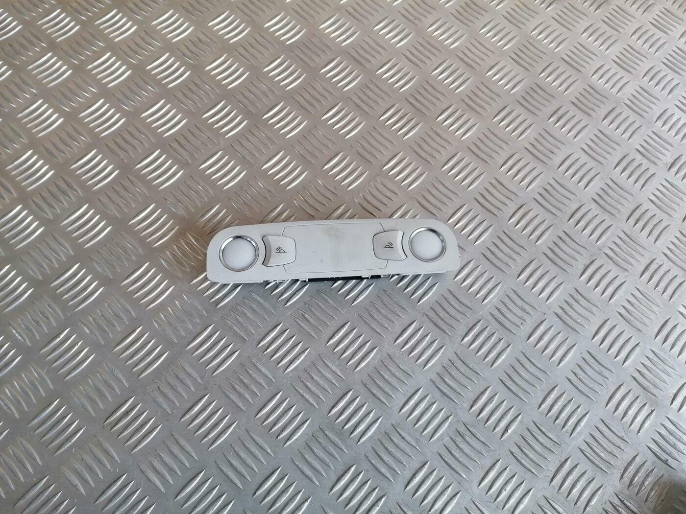 Aizmugurējo sēdvietu apgaismojums priekš AUDI A6 2008