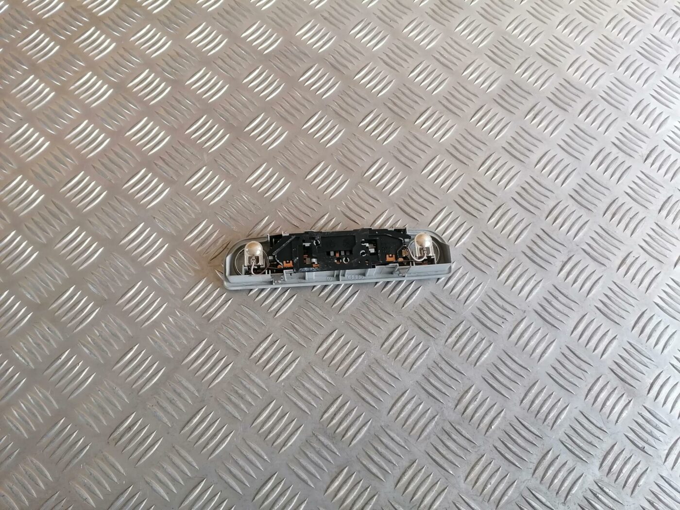 Aizmugurējo sēdvietu apgaismojums priekš AUDI A6 2008