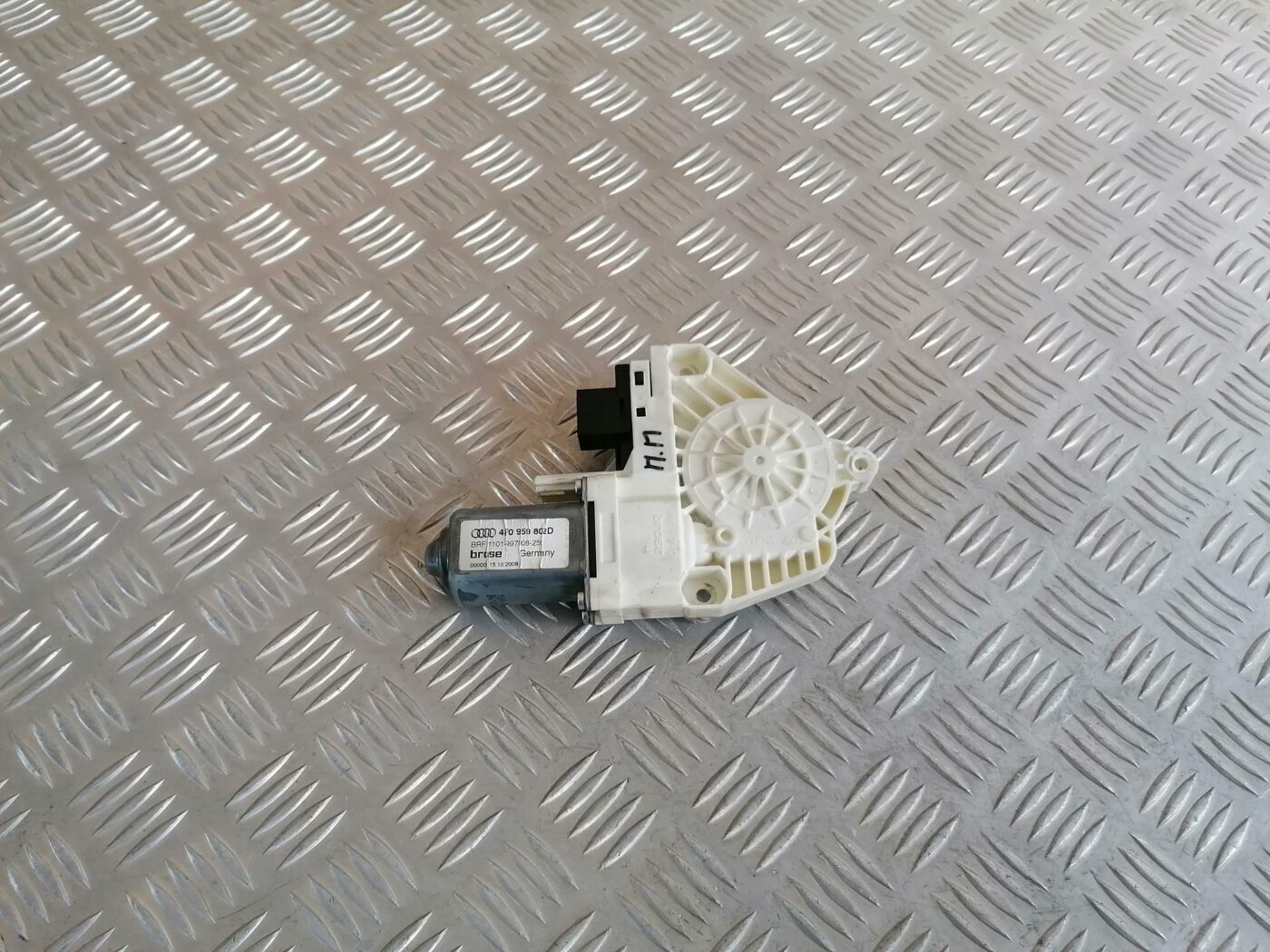 Elektrisko stiklu motors priekš AUDI A6 2008 1 Elektrisko stiklu motors priekš AUDI A6 2008