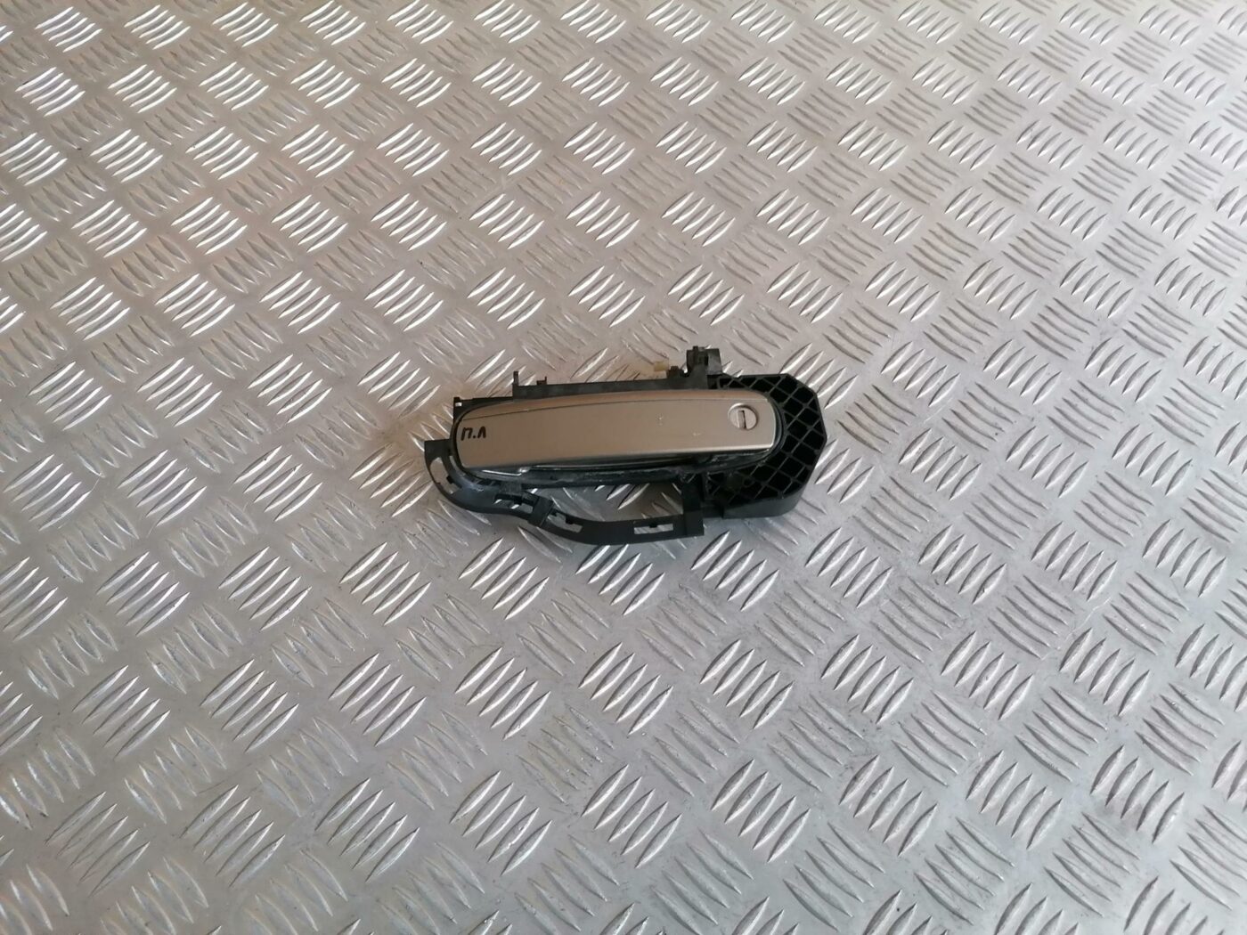 Priekšējāis kreisais durvju rokturis priekš AUDI A6 2008 1 Priekšējāis kreisais durvju rokturis priekš AUDI A6 2008