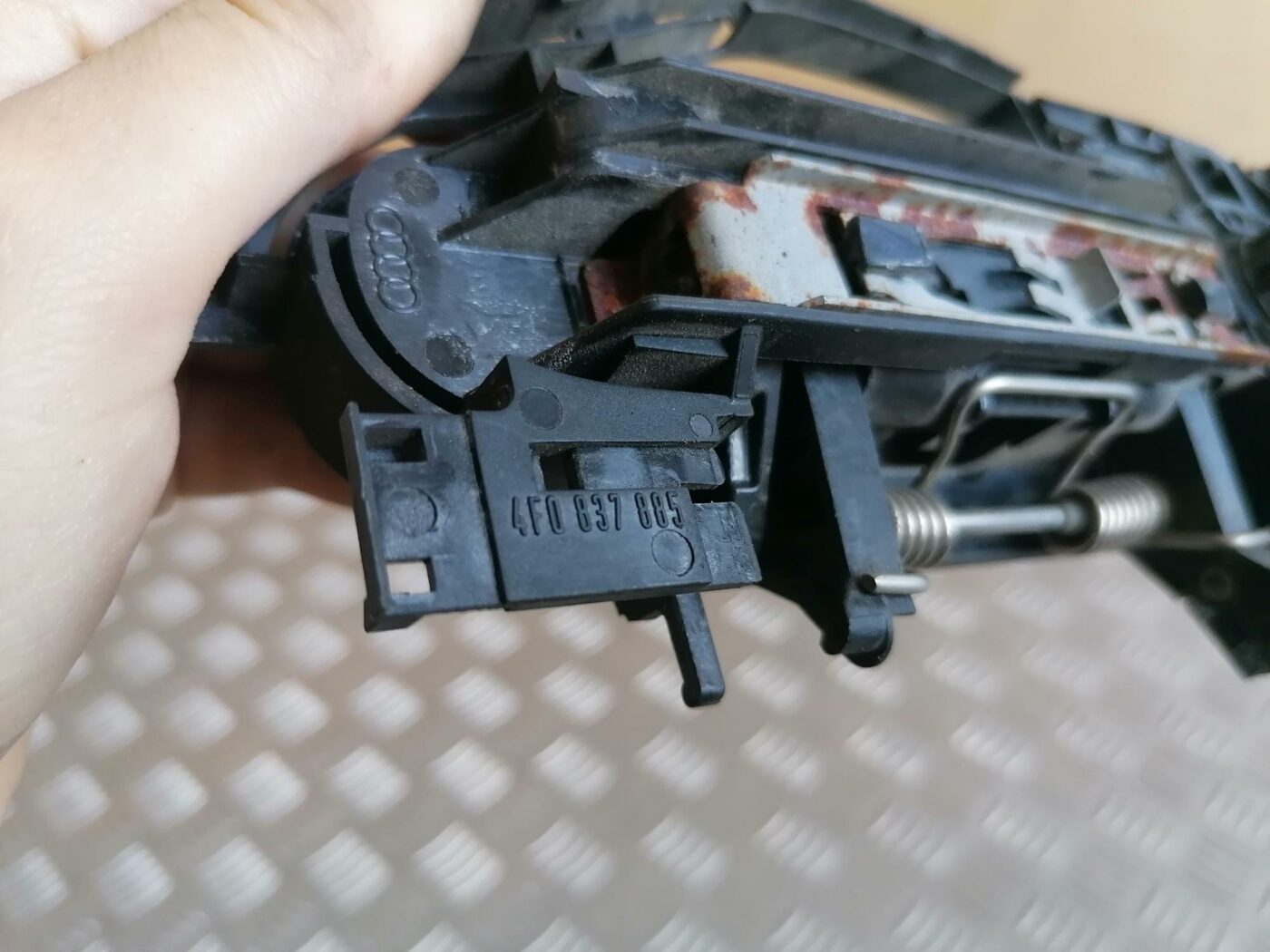 Priekšējāis kreisais durvju rokturis priekš AUDI A6 2008 3 Priekšējāis kreisais durvju rokturis priekš AUDI A6 2008