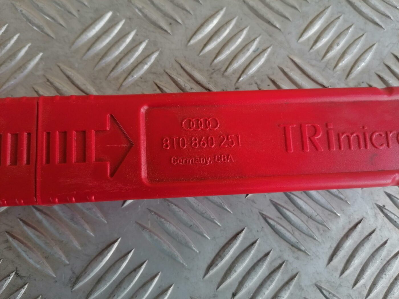 Brīdinājuma trīsstūris priekš AUDI A6 2008 3 Brīdinājuma trīsstūris priekš AUDI A6 2008