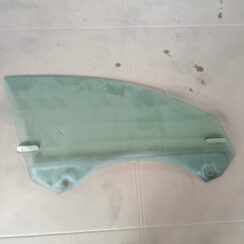 Priekšējo labo durvju stikls priekš AUDI A6 2008