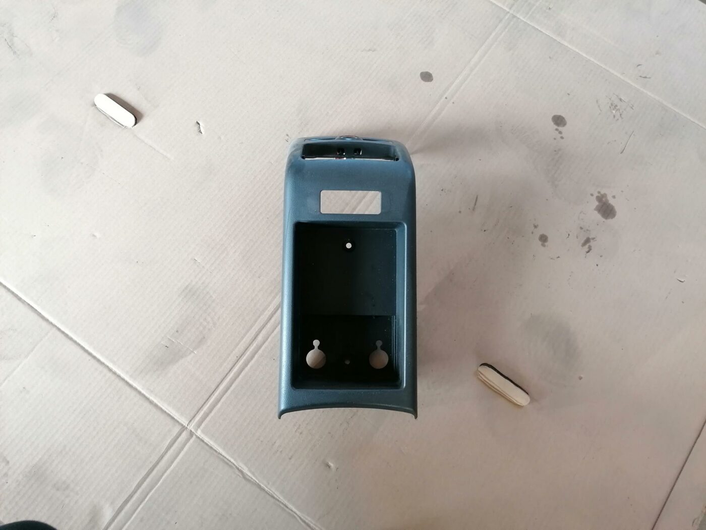 Centrālās konsoles (apdares) aizmugurēja daļa priekš AUDI A6 2008 1 Centrālās konsoles (apdares) aizmugurēja daļa priekš AUDI A6 2008