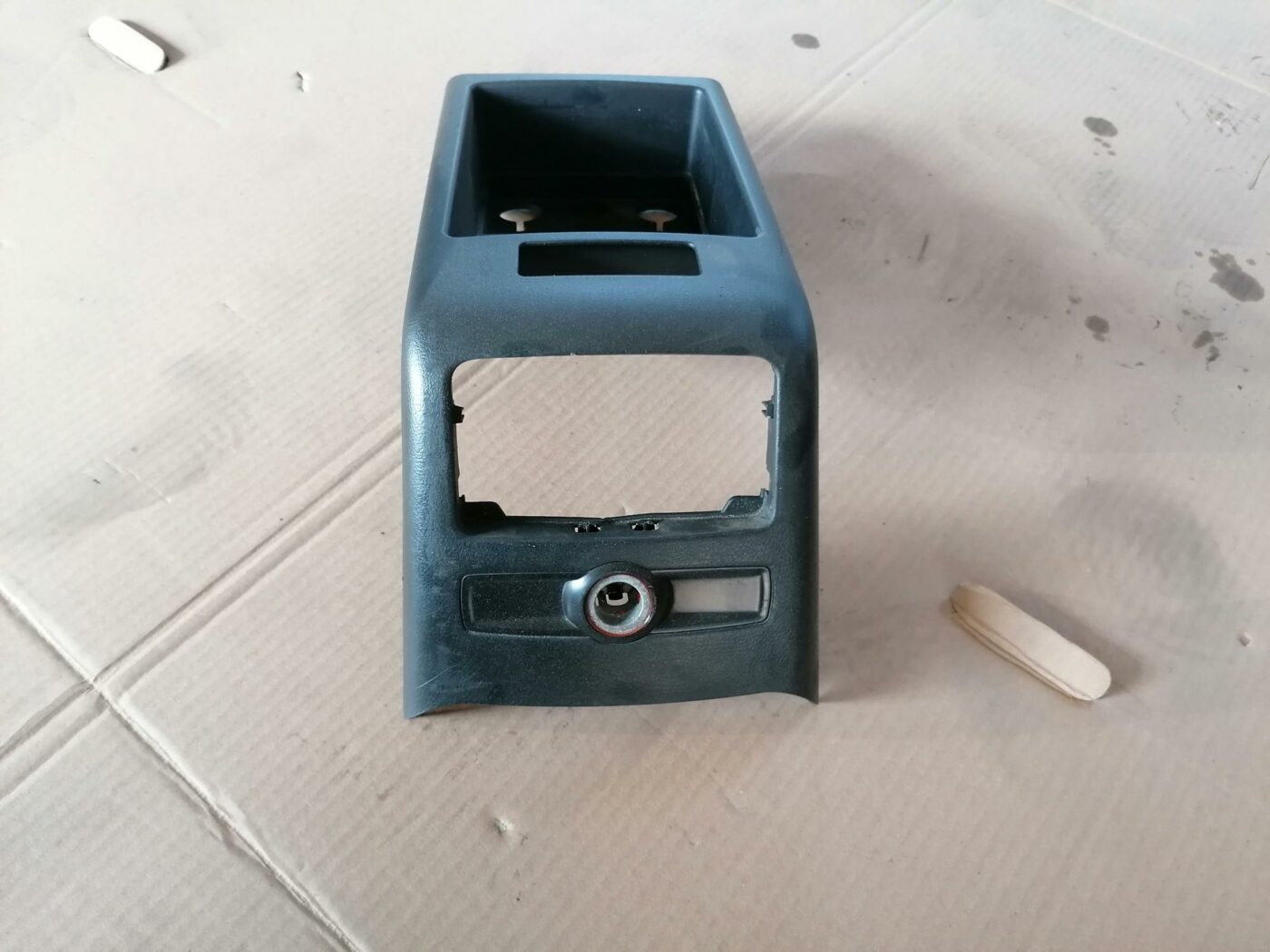 Centrālās konsoles (apdares) aizmugurēja daļa priekš AUDI A6 2008 2 Centrālās konsoles (apdares) aizmugurēja daļa priekš AUDI A6 2008