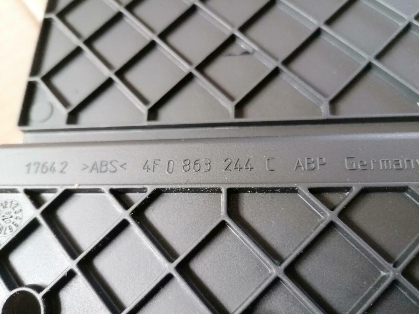 Centrālās konsoles (apdares) aizmugurēja daļa priekš AUDI A6 2008 4 Centrālās konsoles (apdares) aizmugurēja daļa priekš AUDI A6 2008