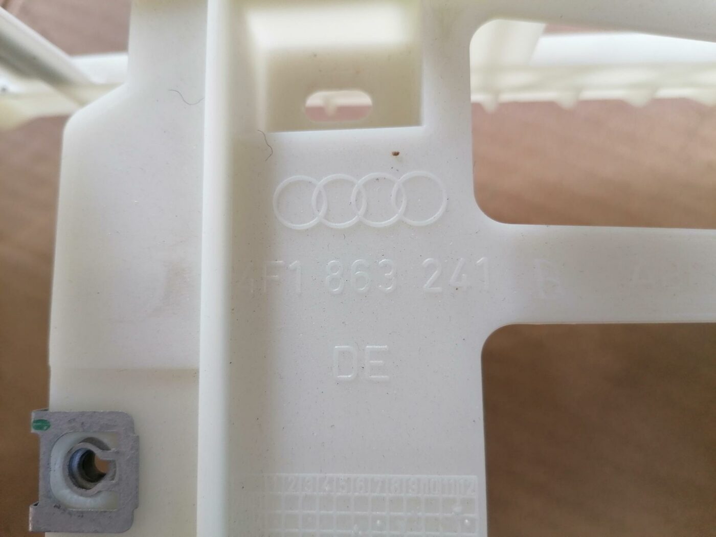 Centrālās konsoles iekšējā plastmasa priekš AUDI A6 2008