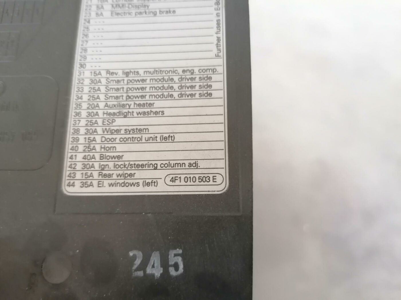 Mērinstrumentu paneļa sānu apdare priekš AUDI A6 2008 3 Mērinstrumentu paneļa sānu apdare priekš AUDI A6 2008