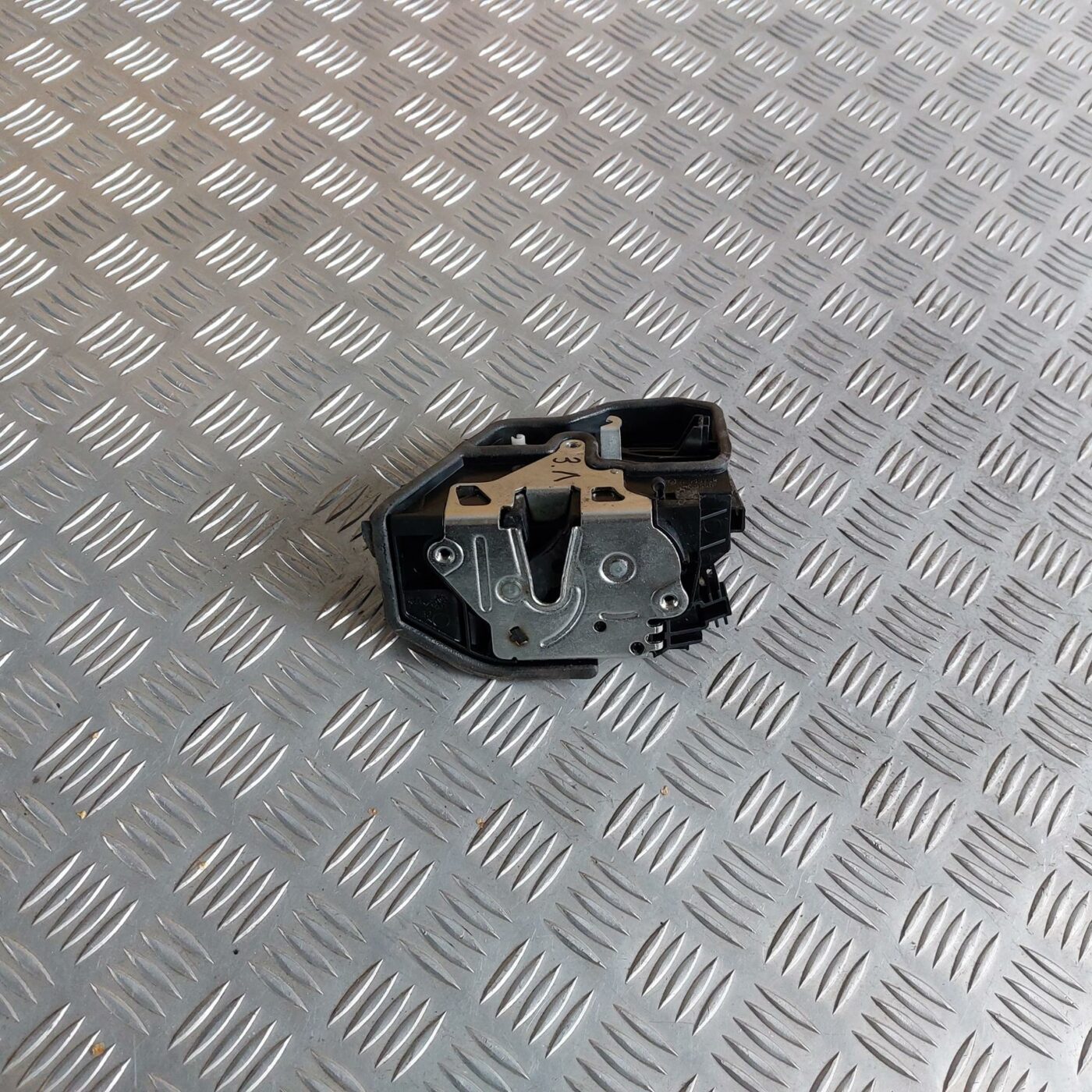 Aizmugurējo kreiso durvju slēdzene priekš BMW 520D F11 2011 TOURING