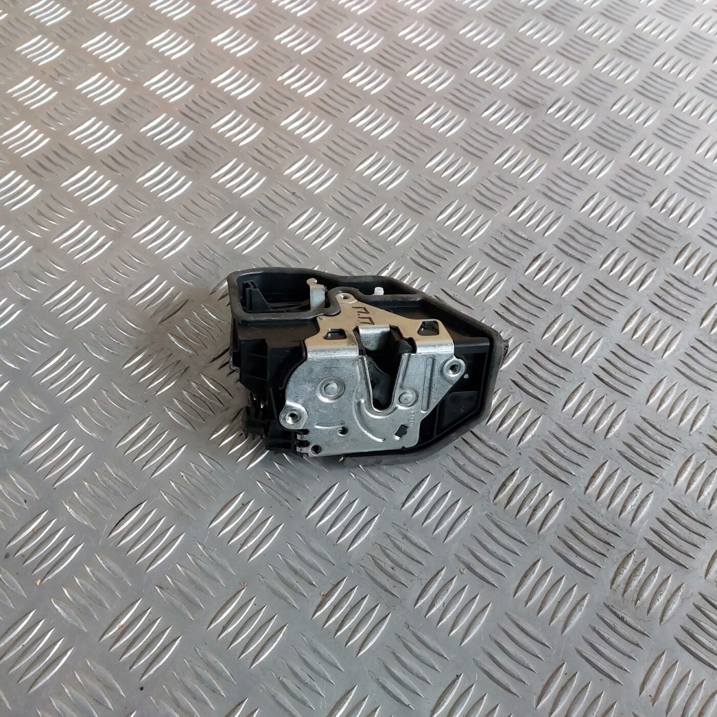 Priekšējo labo durvju slēdzene priekš BMW 520D F11 2011 TOURING