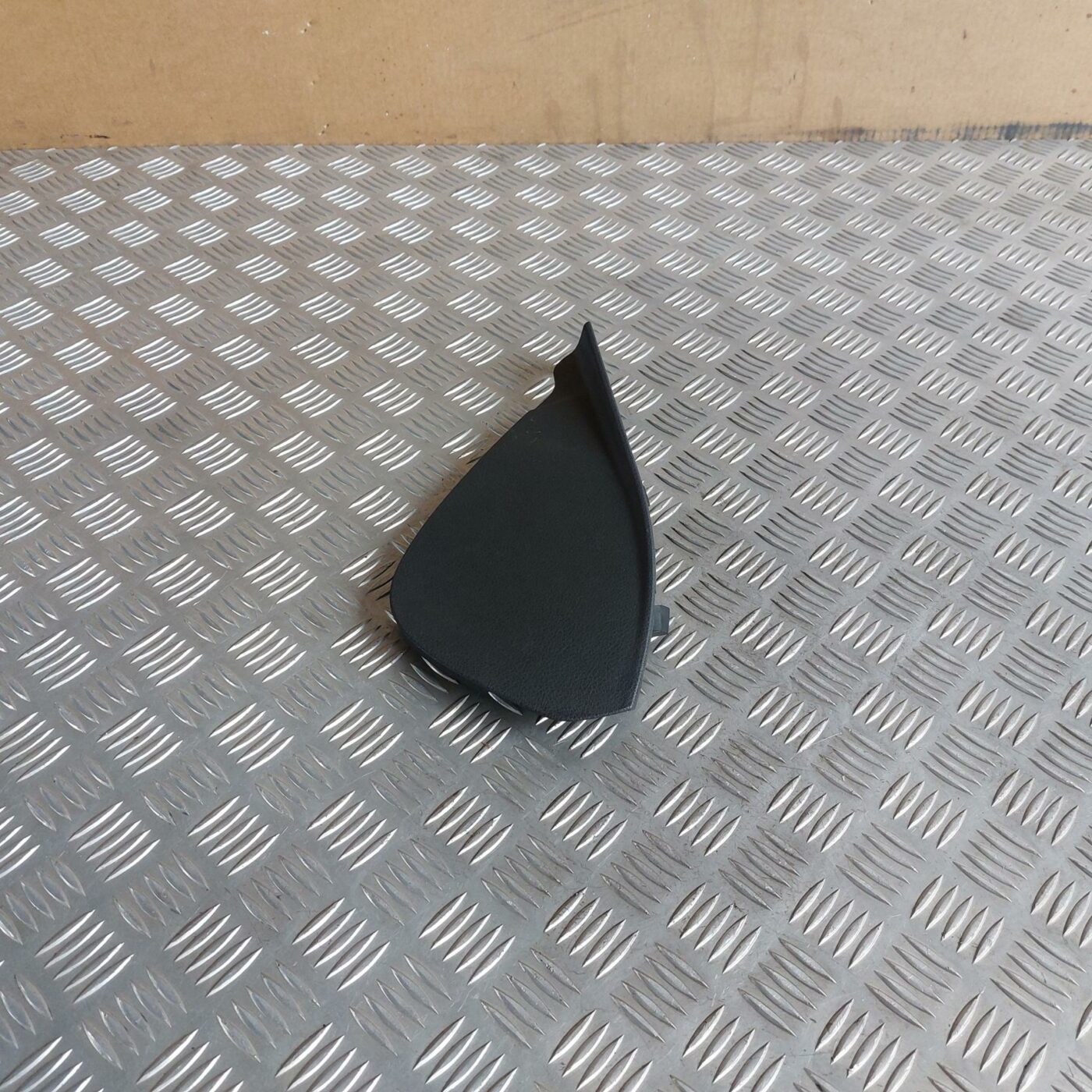 Mērinstrumentu paneļa sānu apdare priekš BMW 520D F11 2011 TOURING 1 Mērinstrumentu paneļa sānu apdare priekš BMW 520D F11 2011 TOURING