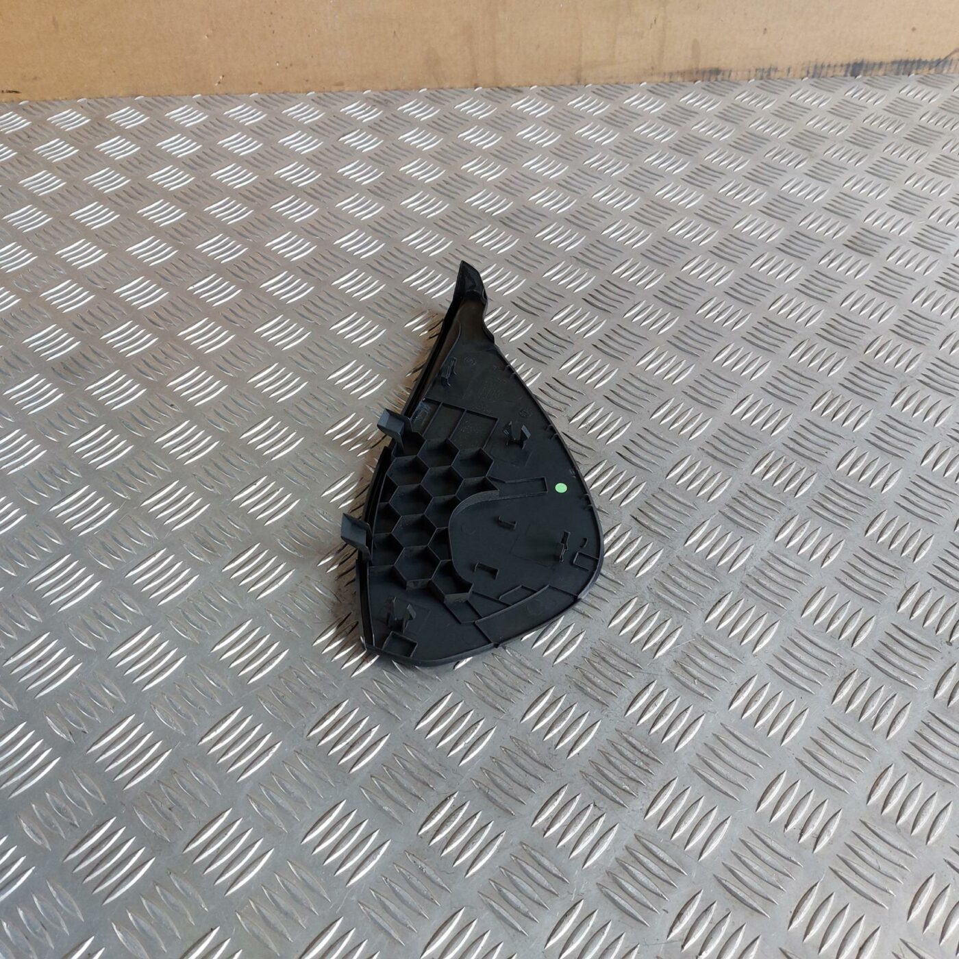 Mērinstrumentu paneļa sānu apdare priekš BMW 520D F11 2011 TOURING 2 Mērinstrumentu paneļa sānu apdare priekš BMW 520D F11 2011 TOURING