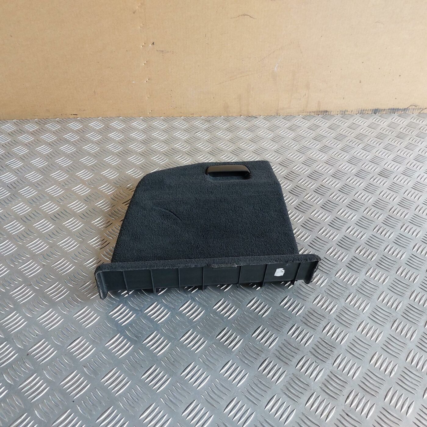 Bagāžnieka nodalījuma sānu apdares lūka priekš BMW 520D F11 2011 TOURING