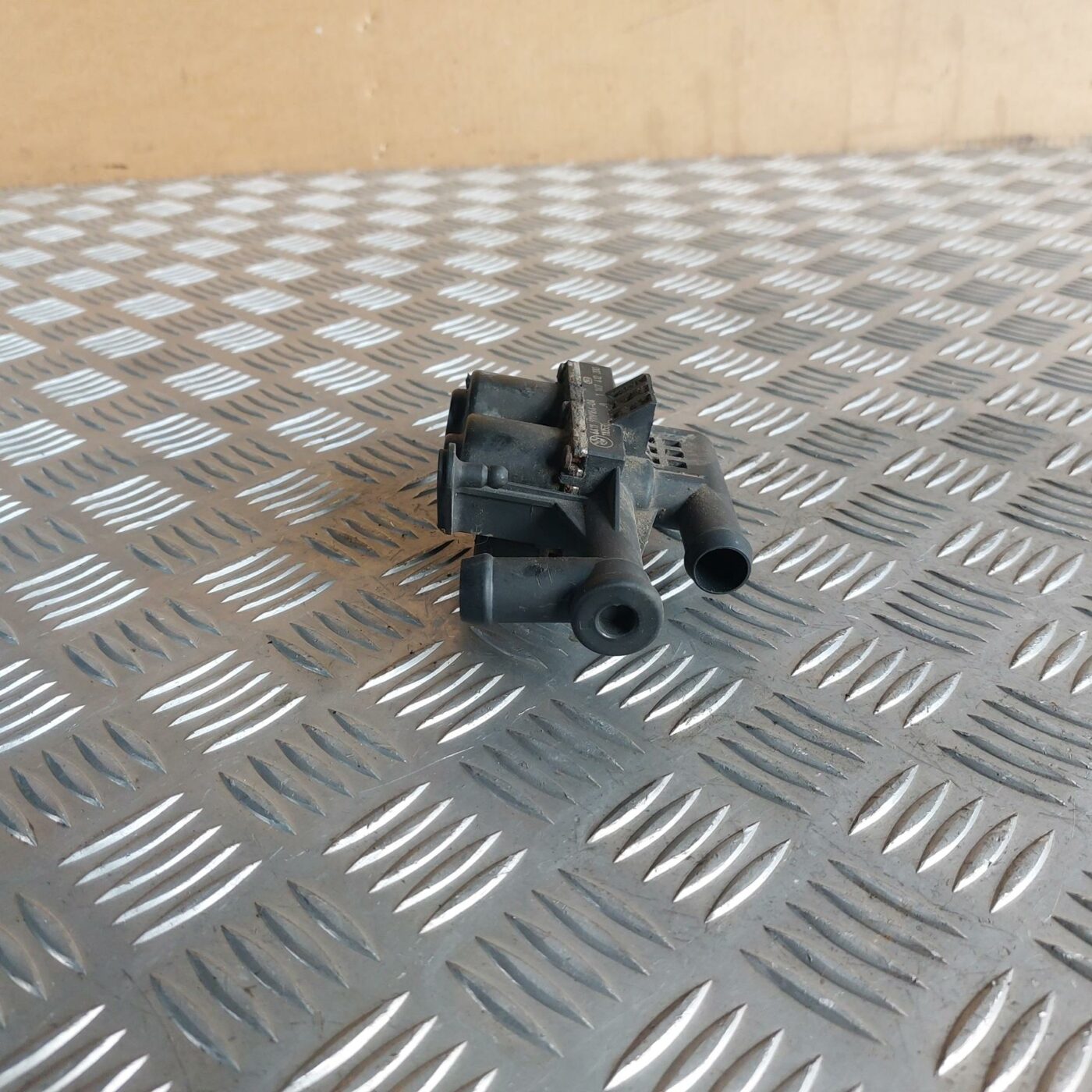 Apsildes radiatora vārsts priekš BMW 520D F11 2011 TOURING