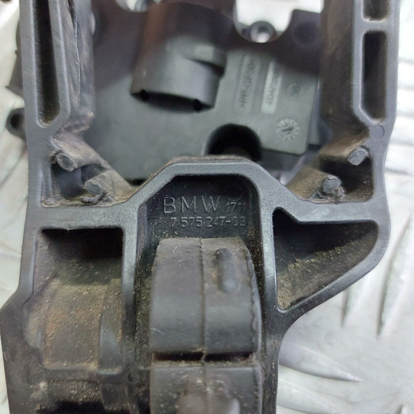 Radiatora kronšteins priekš BMW 520D F11 2011 TOURING 3 Radiatora kronšteins priekš BMW 520D F11 2011 TOURING