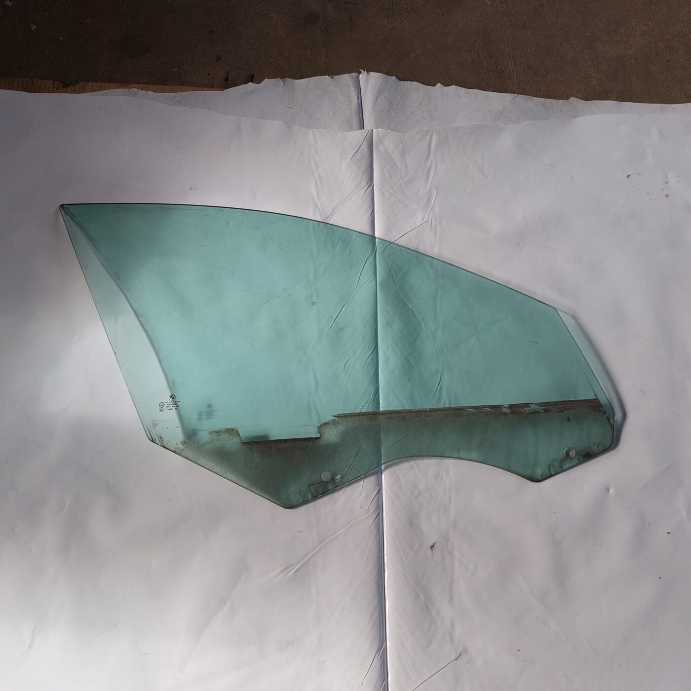 Priekšējo labo durvju stikls priekš BMW 520D F11 2011 TOURING