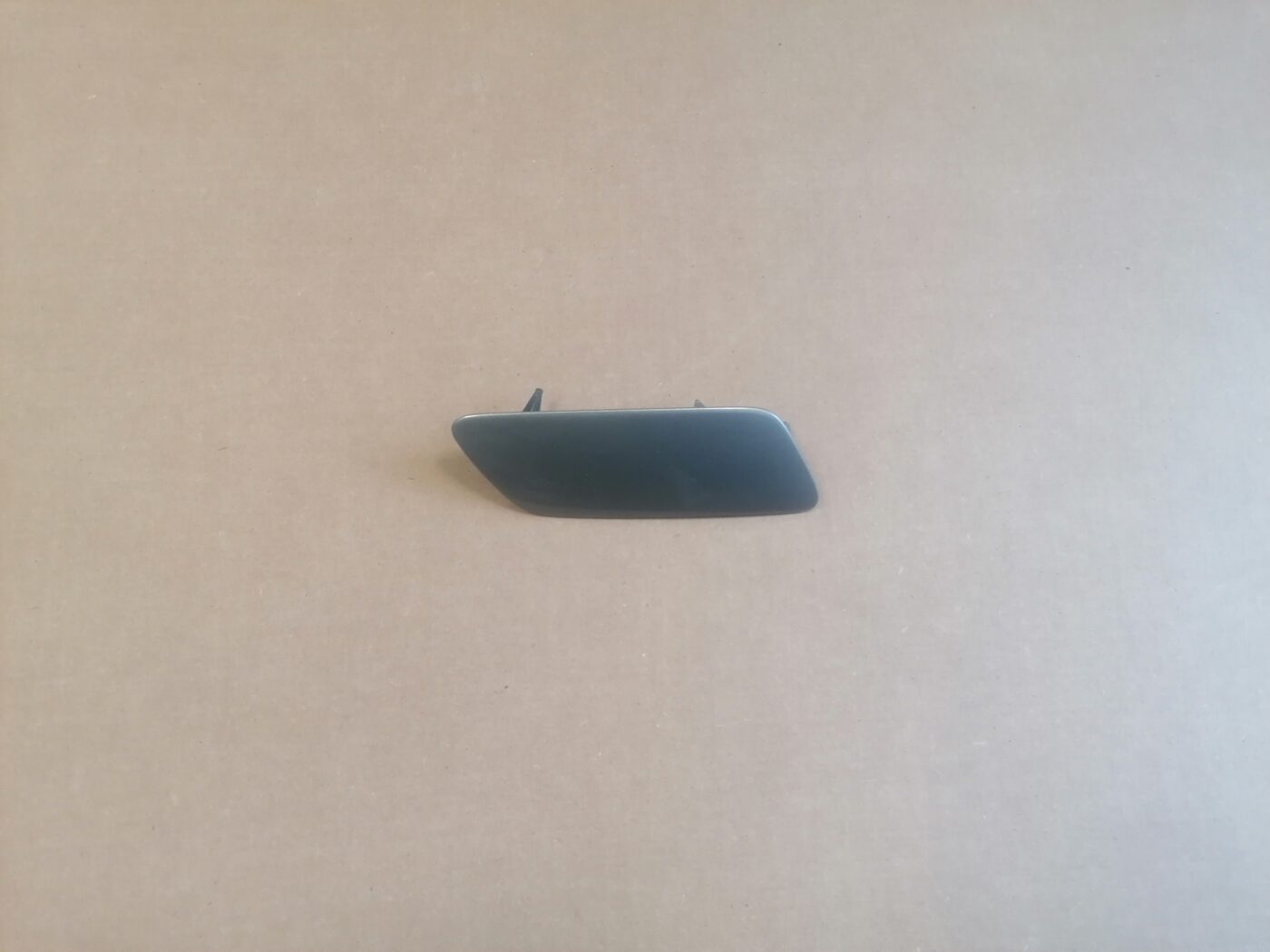 Lukturu mazgātāja sprauslas vāks priekš AUDI A6 2008 1 Lukturu mazgātāja sprauslas vāks priekš AUDI A6 2008