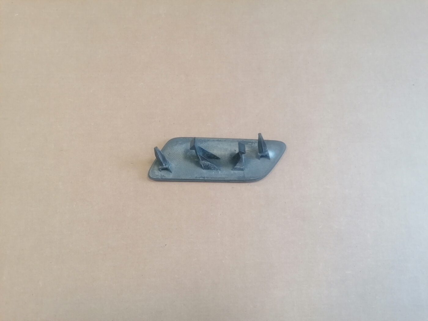 Lukturu mazgātāja sprauslas vāks priekš AUDI A6 2008 2 Lukturu mazgātāja sprauslas vāks priekš AUDI A6 2008