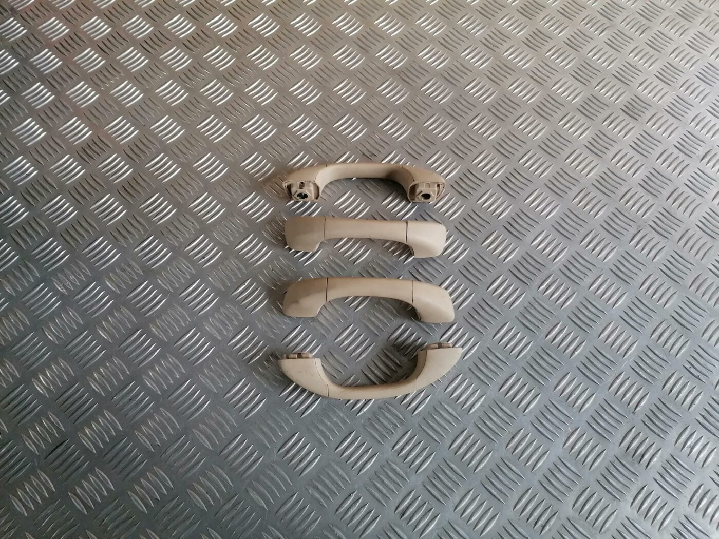 Salona rokturis griestos priekš VOLVO S80 2004 1 Salona rokturis griestos priekš VOLVO S80 2004