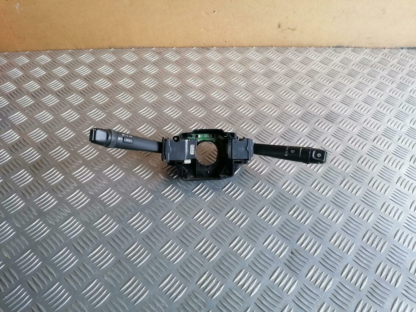 Stūres statnes slēdzis priekš VOLVO S80 2004 1 Stūres statnes slēdzis priekš VOLVO S80 2004