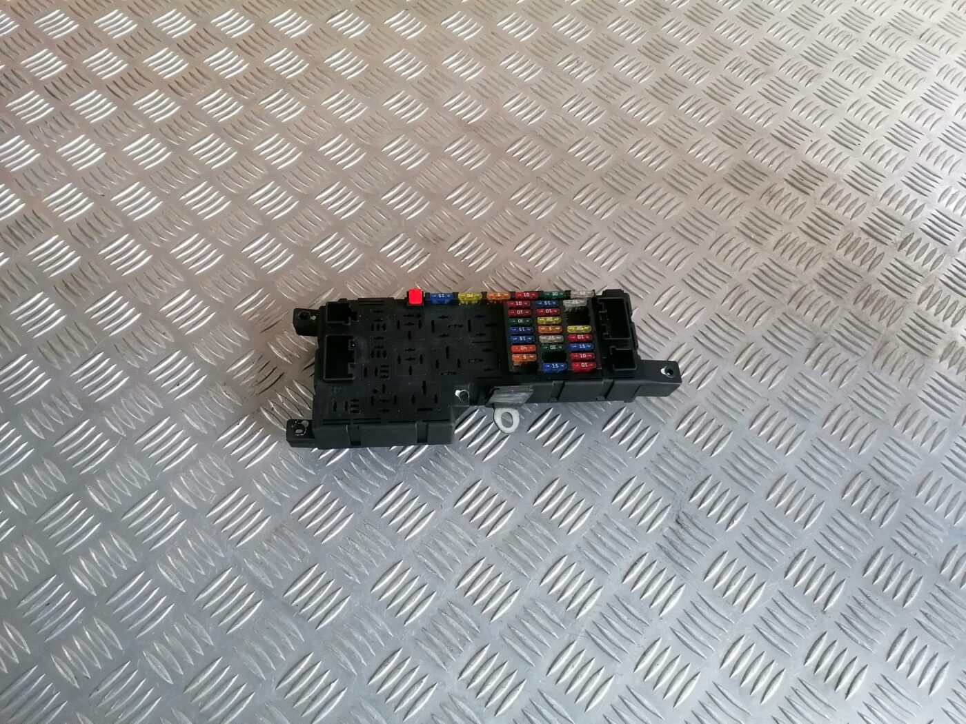 Drošinātāju bloks priekš VOLVO S80 2004 1 Drošinātāju bloks priekš VOLVO S80 2004