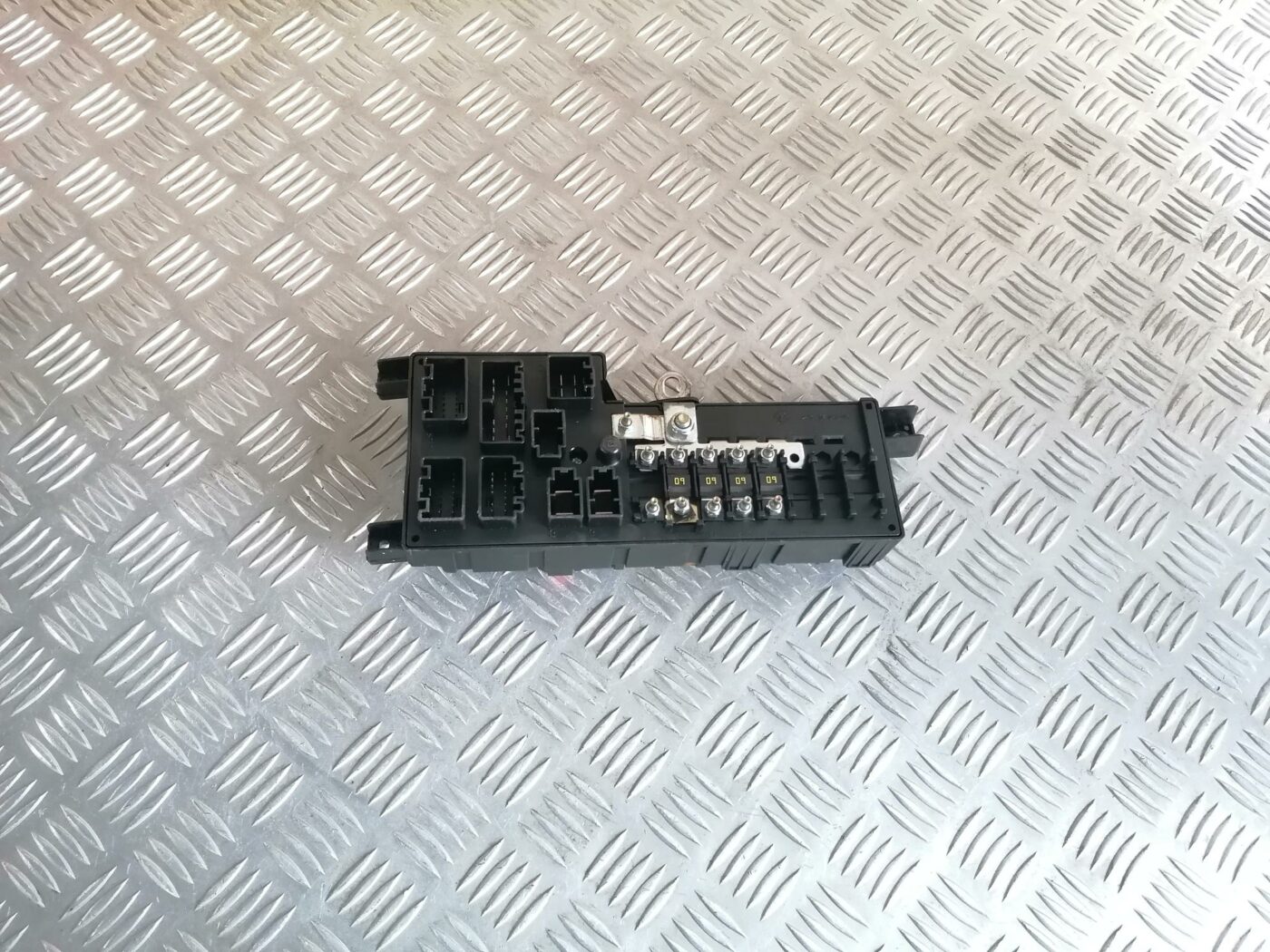 Drošinātāju bloks priekš VOLVO S80 2004 2 Drošinātāju bloks priekš VOLVO S80 2004