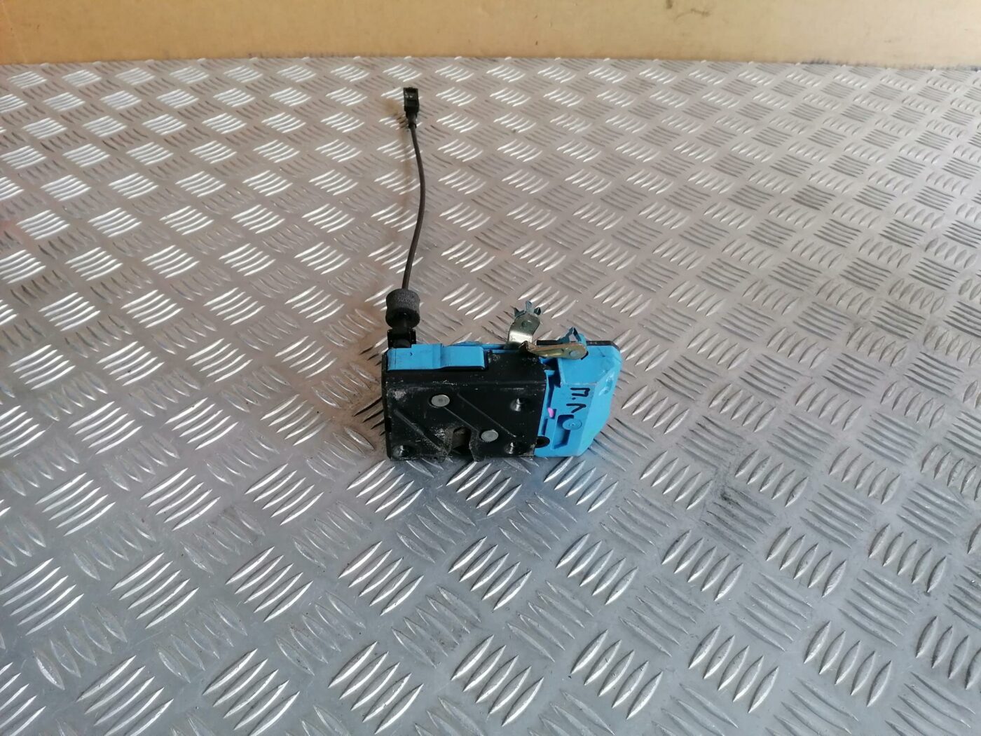 Priekšējo kreiso durvju slēdzene priekš VOLVO S80 2004 1 Priekšējo kreiso durvju slēdzene priekš VOLVO S80 2004