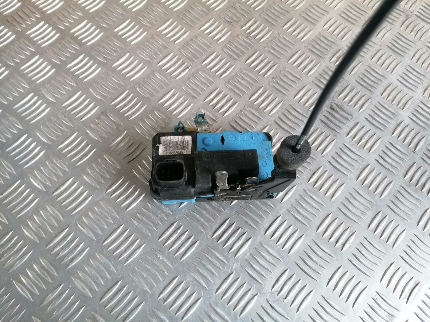 Priekšējo kreiso durvju slēdzene priekš VOLVO S80 2004 2 Priekšējo kreiso durvju slēdzene priekš VOLVO S80 2004