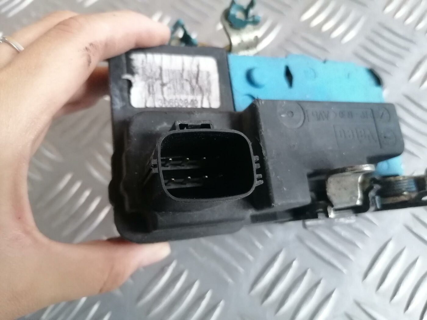 Priekšējo kreiso durvju slēdzene priekš VOLVO S80 2004 3 Priekšējo kreiso durvju slēdzene priekš VOLVO S80 2004