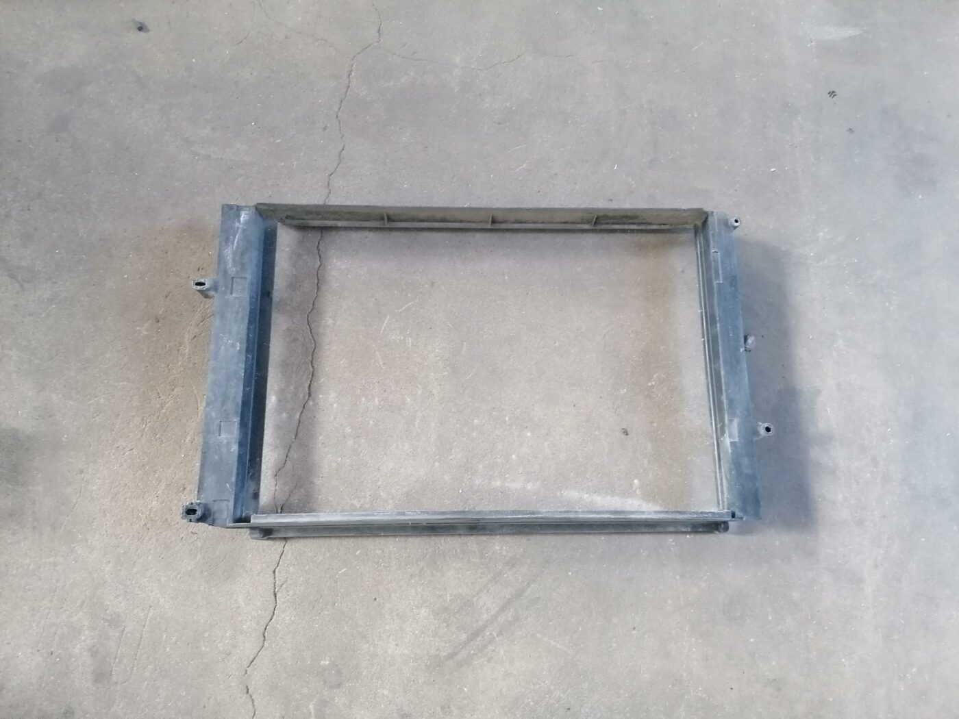 Priekšējā radiatora rāmis priekš VOLVO S80 2004 1 Priekšējā radiatora rāmis priekš VOLVO S80 2004