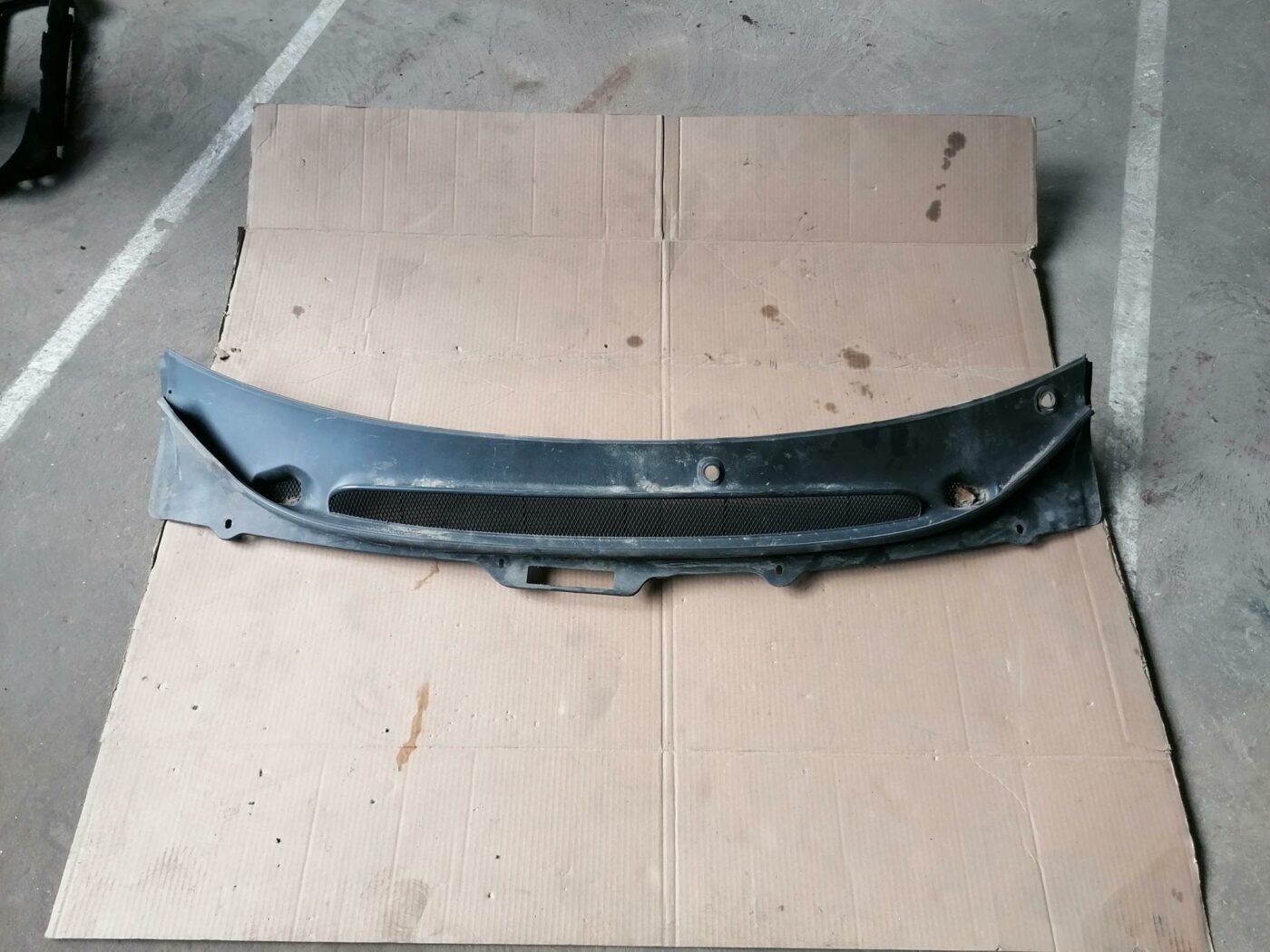 Vējstikla uzlikas (deflektora) režģis priekš VOLVO S80 2004