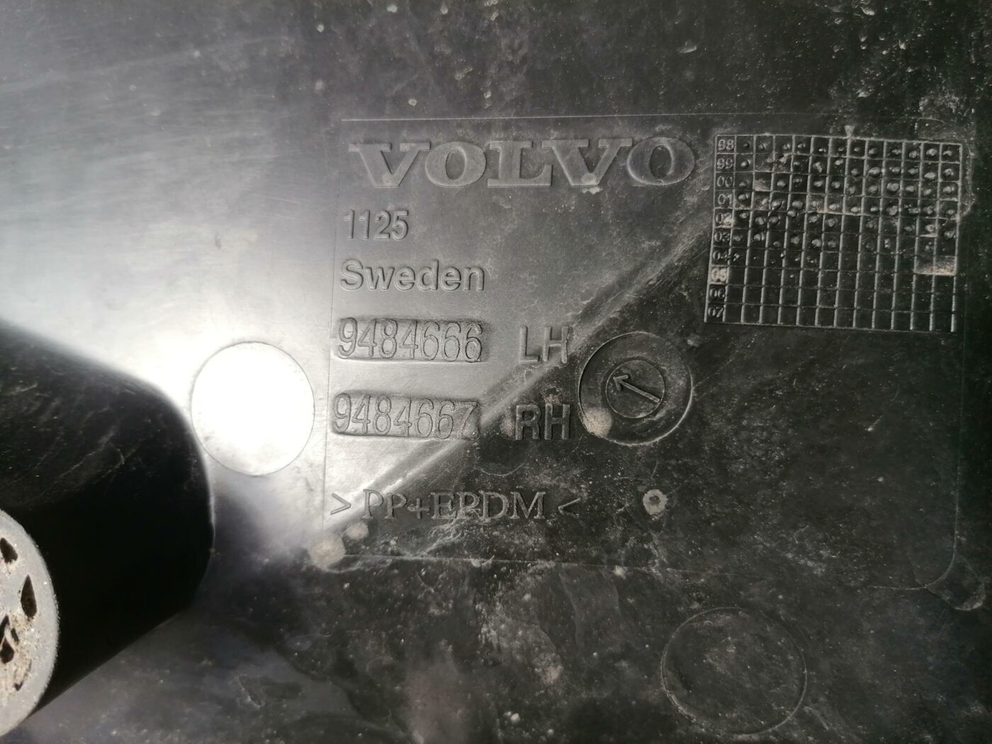 Vējstikla uzlikas (deflektora) režģis priekš VOLVO S80 2004