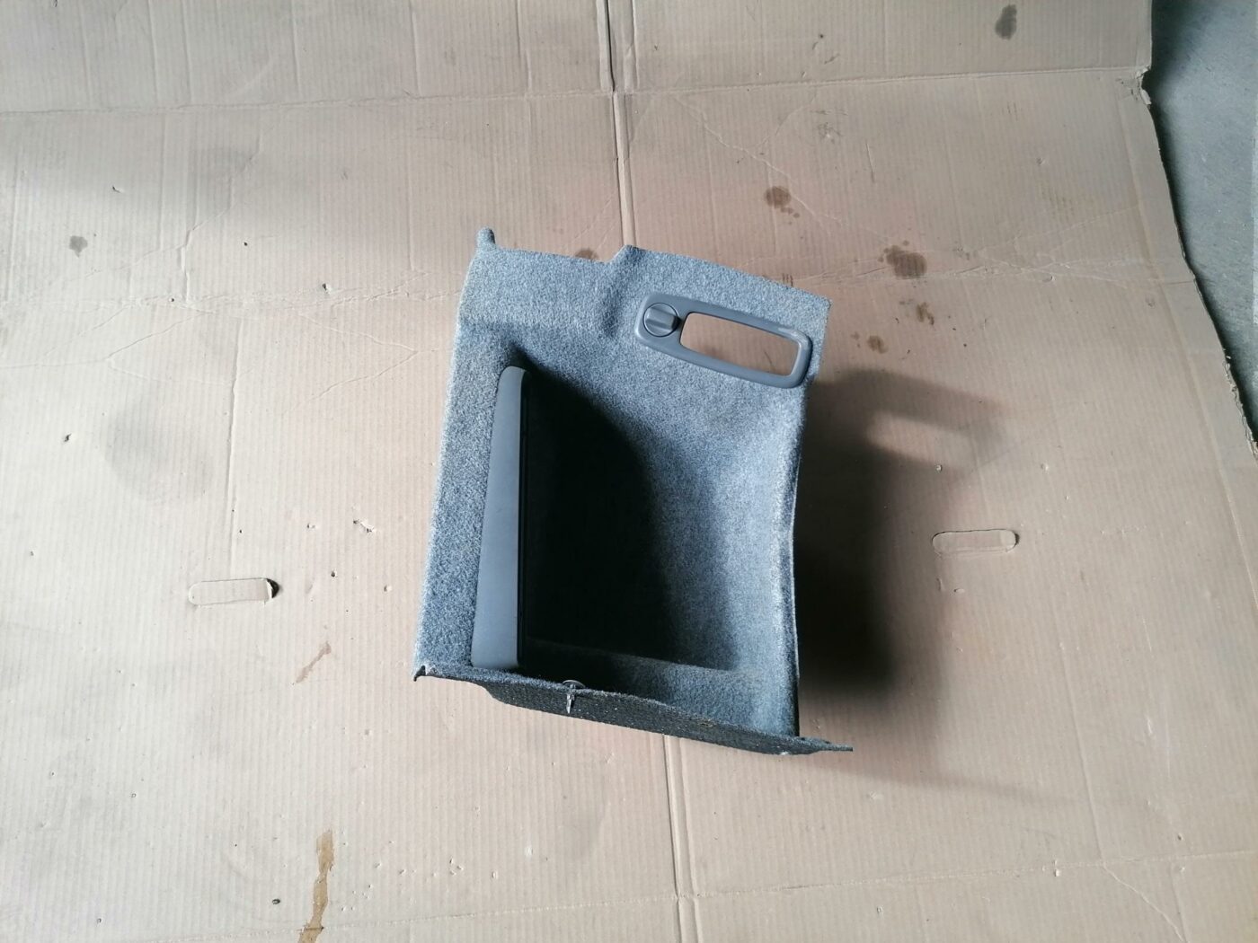 Bagāžnieka nodalījuma sānu apdare priekš VOLVO S80 2004 1 Bagāžnieka nodalījuma sānu apdare priekš VOLVO S80 2004