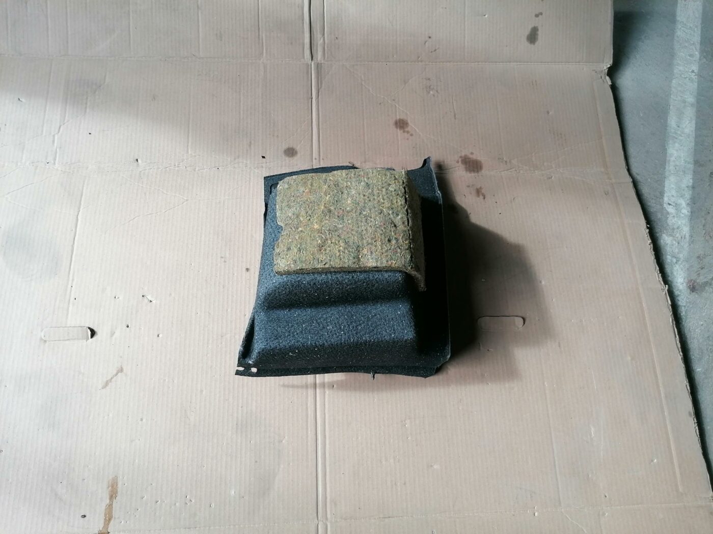 Bagāžnieka nodalījuma sānu apdare priekš VOLVO S80 2004 2 Bagāžnieka nodalījuma sānu apdare priekš VOLVO S80 2004