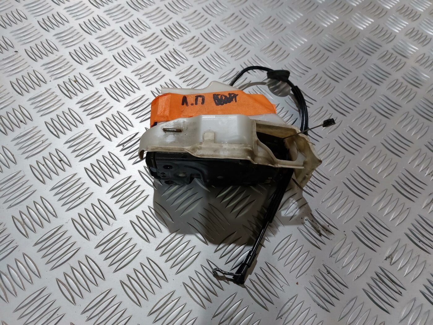 Aizmugurējo kreiso durvju slēdzene priekš VW JETTA 2008 1 Aizmugurējo kreiso durvju slēdzene priekš VW JETTA 2008