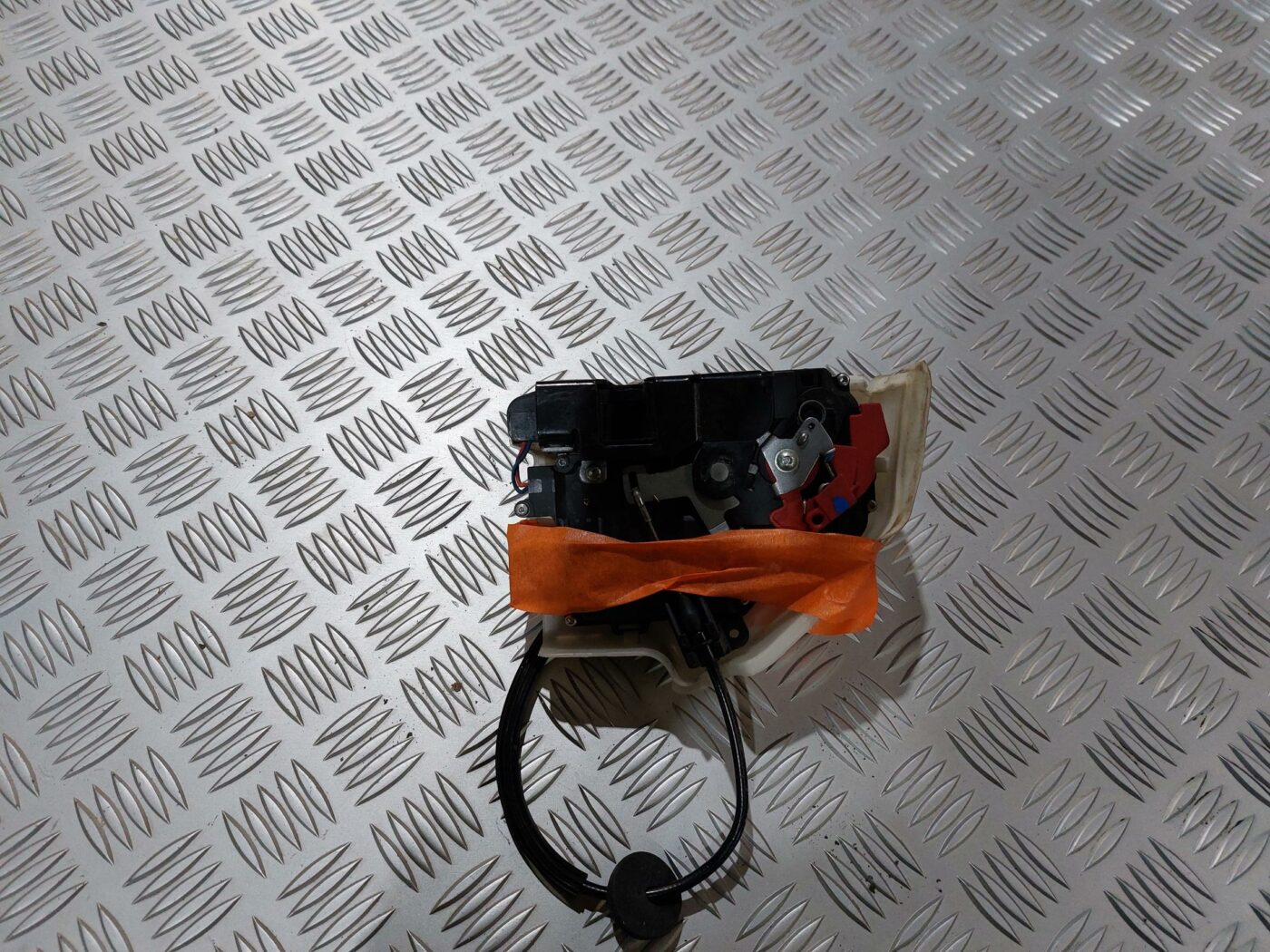 Aizmugurējo kreiso durvju slēdzene priekš VW JETTA 2008 2 Aizmugurējo kreiso durvju slēdzene priekš VW JETTA 2008