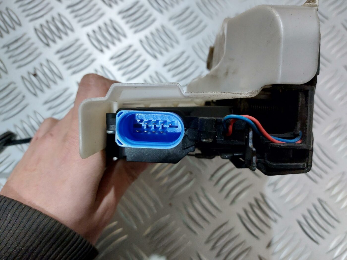 Aizmugurējo kreiso durvju slēdzene priekš VW JETTA 2008 3 Aizmugurējo kreiso durvju slēdzene priekš VW JETTA 2008