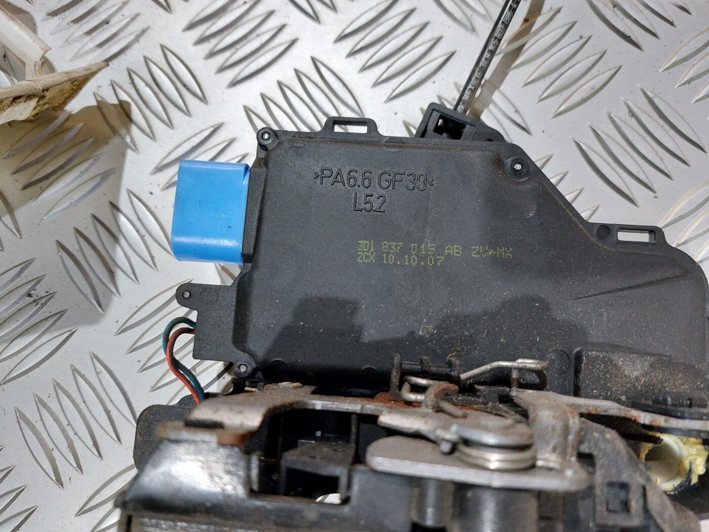 Aizmugurējo kreiso durvju slēdzene priekš VW JETTA 2008 4 Aizmugurējo kreiso durvju slēdzene priekš VW JETTA 2008