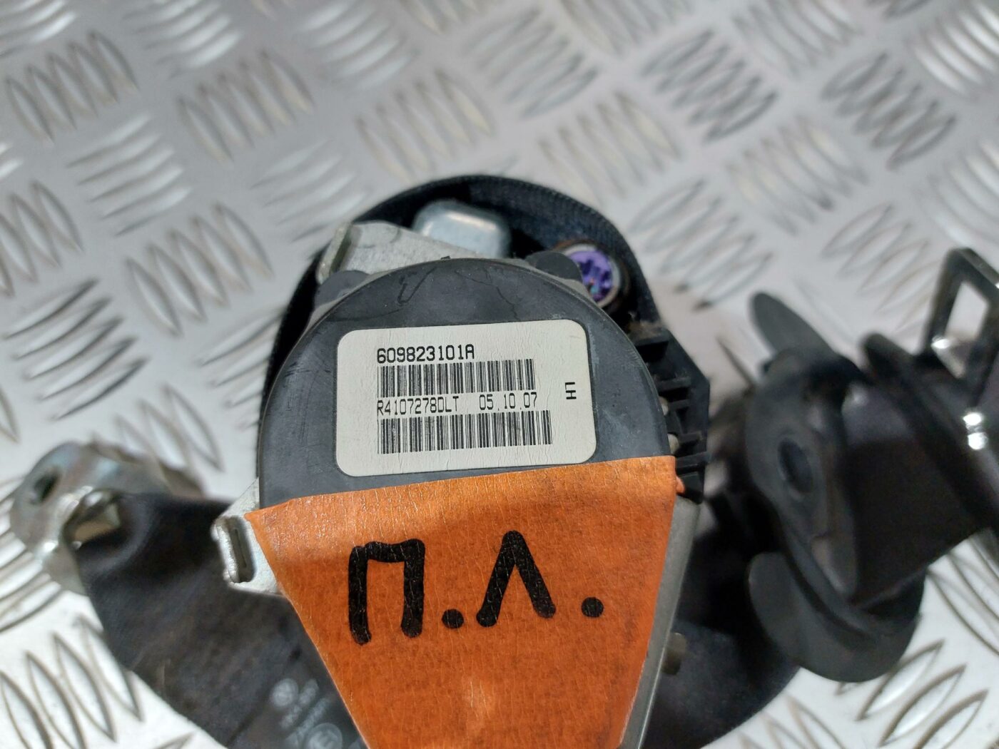 Priekšējā kreisā drošības josta priekš VW JETTA 2008 2 Priekšējā kreisā drošības josta priekš VW JETTA 2008