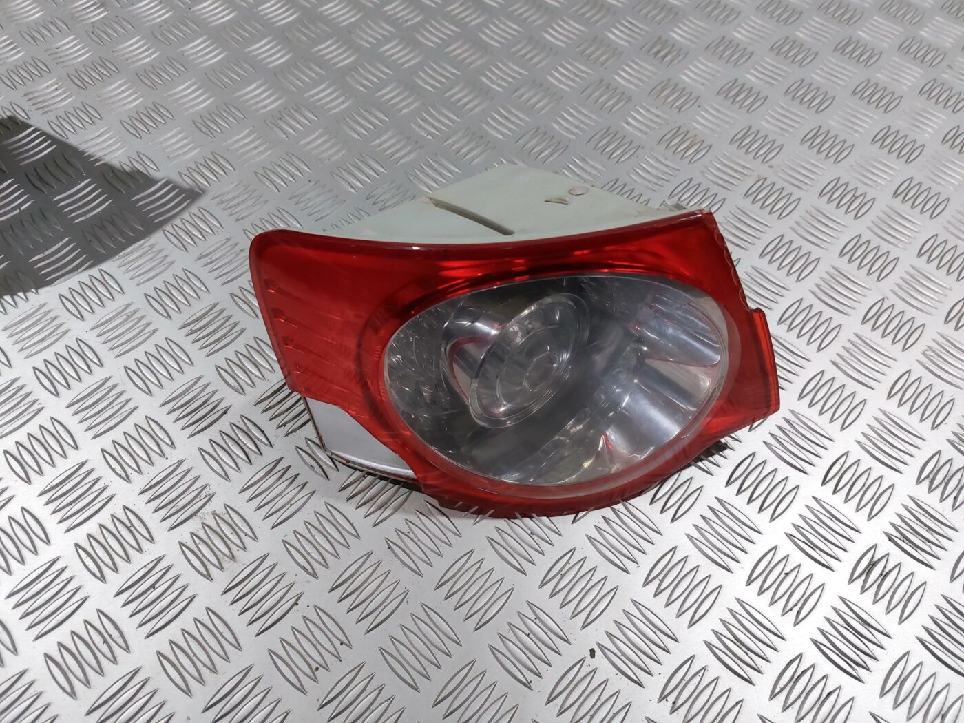 Aizmugurējais kreisais lukturis priekš VW JETTA 2008 1 Aizmugurējais kreisais lukturis priekš VW JETTA 2008