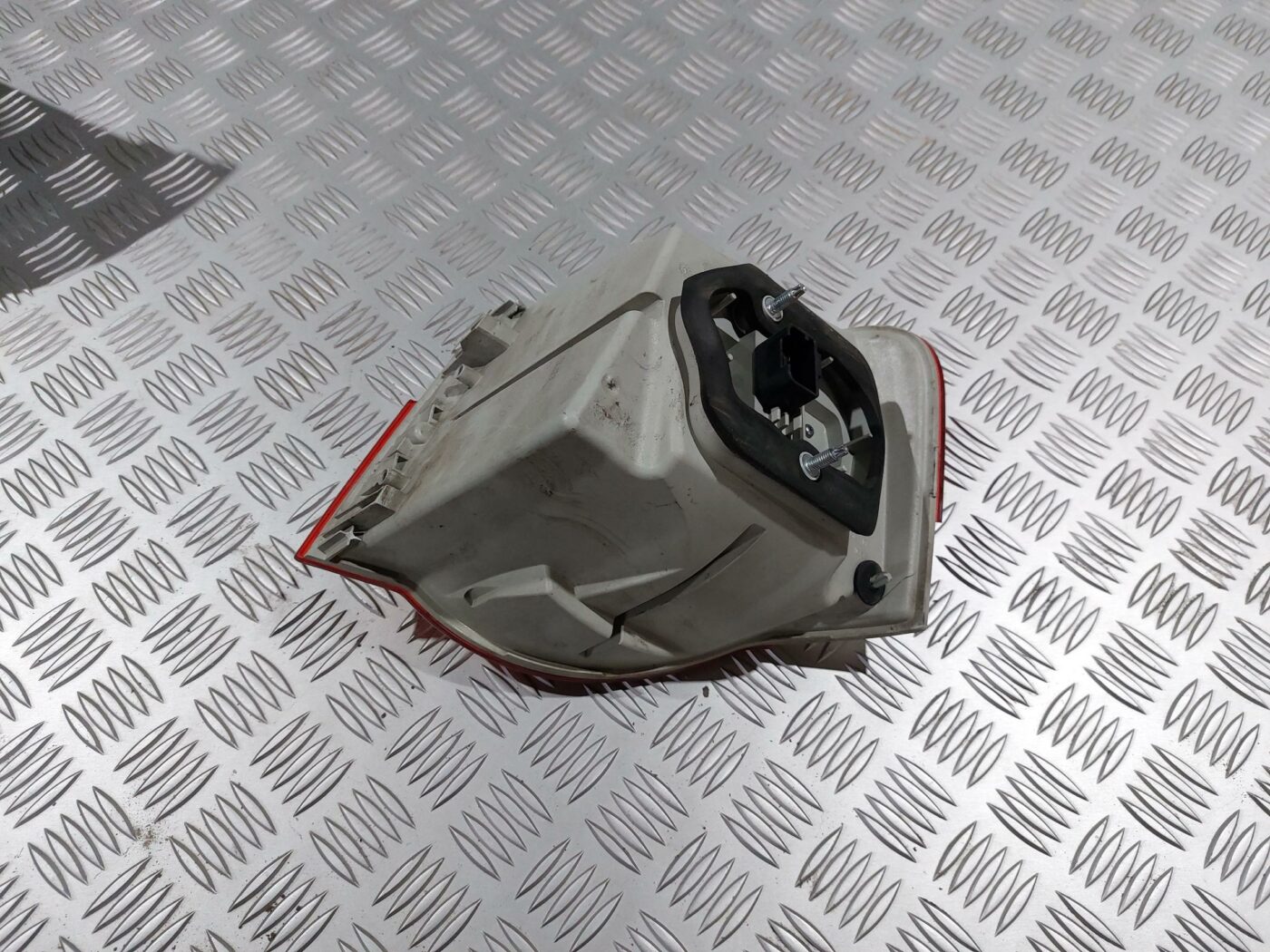 Aizmugurējais kreisais lukturis priekš VW JETTA 2008 2 Aizmugurējais kreisais lukturis priekš VW JETTA 2008