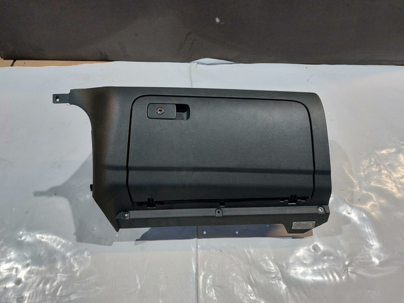 Mantu glabāšanas nodalījums pasažiera pusē priekš VW JETTA 2008 1 Mantu glabāšanas nodalījums pasažiera pusē priekš VW JETTA 2008