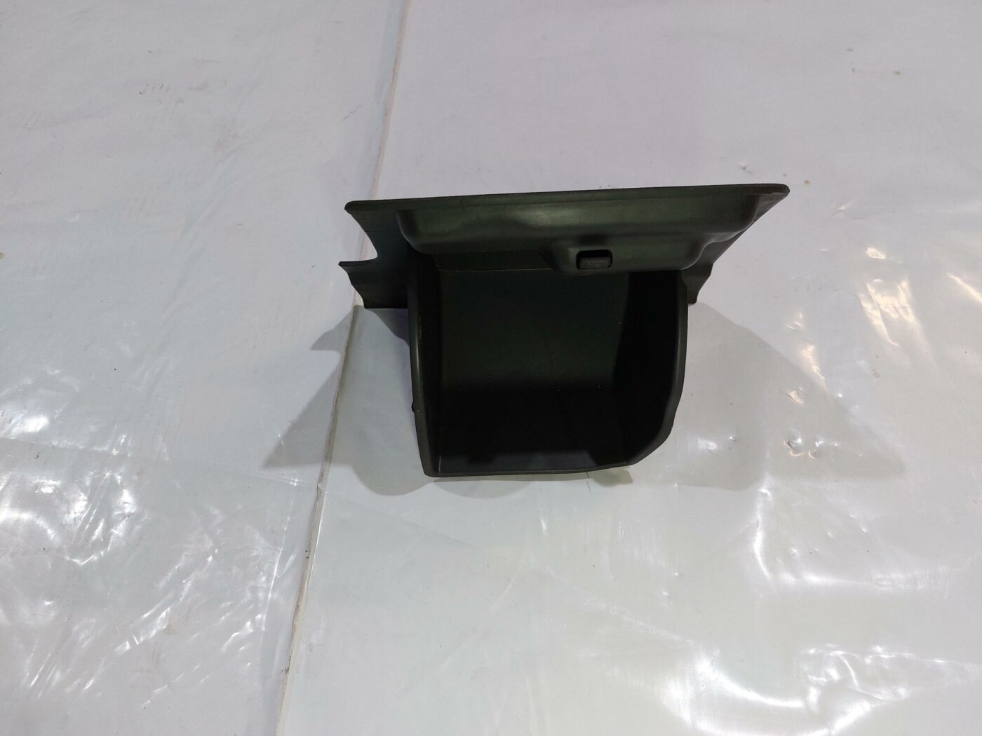 Mantu glabāšanas nodalījums vadītāja pusē priekš VW JETTA 2008 2 Mantu glabāšanas nodalījums vadītāja pusē priekš VW JETTA 2008