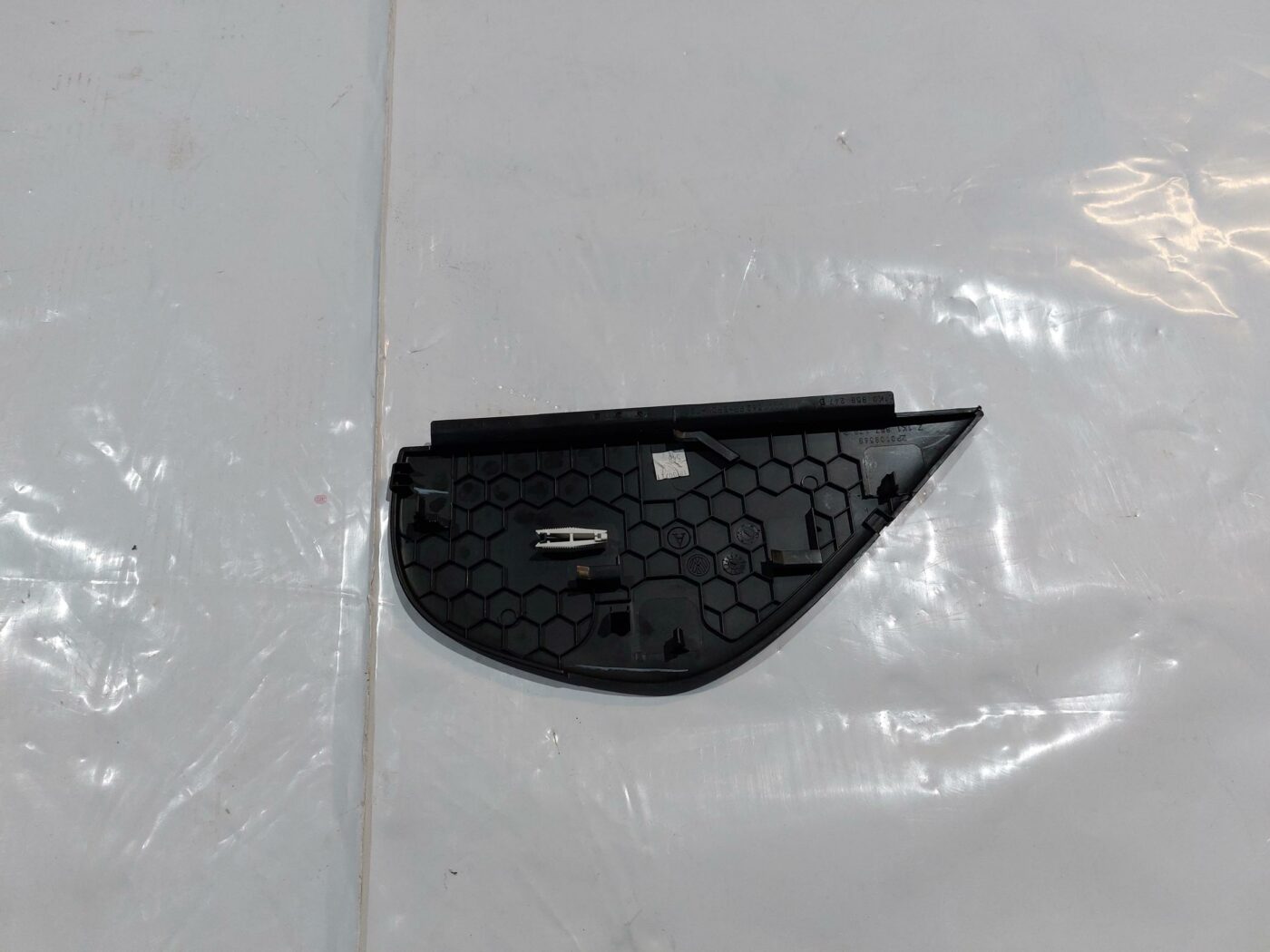 Mērinstrumentu paneļa sānu apdare priekš VW JETTA 2008 2 Mērinstrumentu paneļa sānu apdare priekš VW JETTA 2008