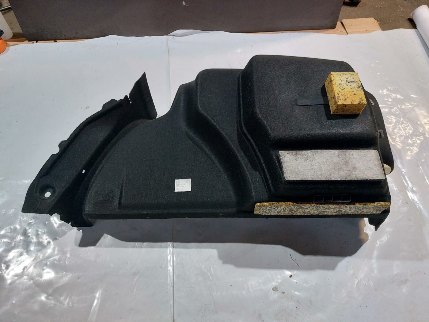 Bagāžnieka nodalījuma sānu apdare priekš VW JETTA 2008 2 Bagāžnieka nodalījuma sānu apdare priekš VW JETTA 2008