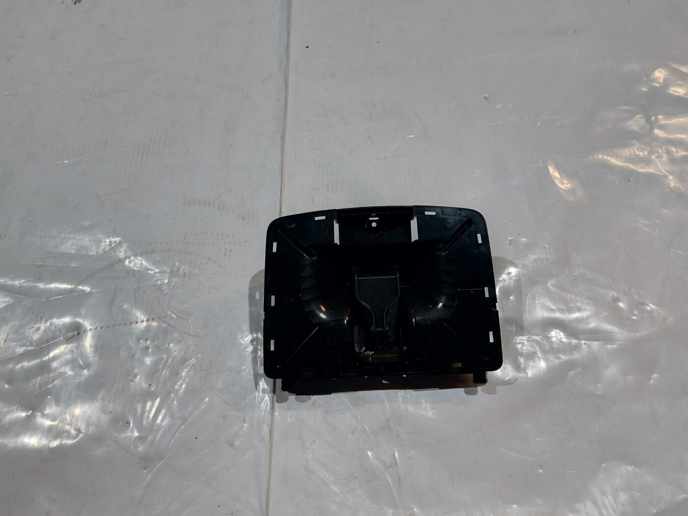 Mērinstrumentu paneļa gaisa vads, centrā priekš VW JETTA 2008 1 Mērinstrumentu paneļa gaisa vads, centrā priekš VW JETTA 2008